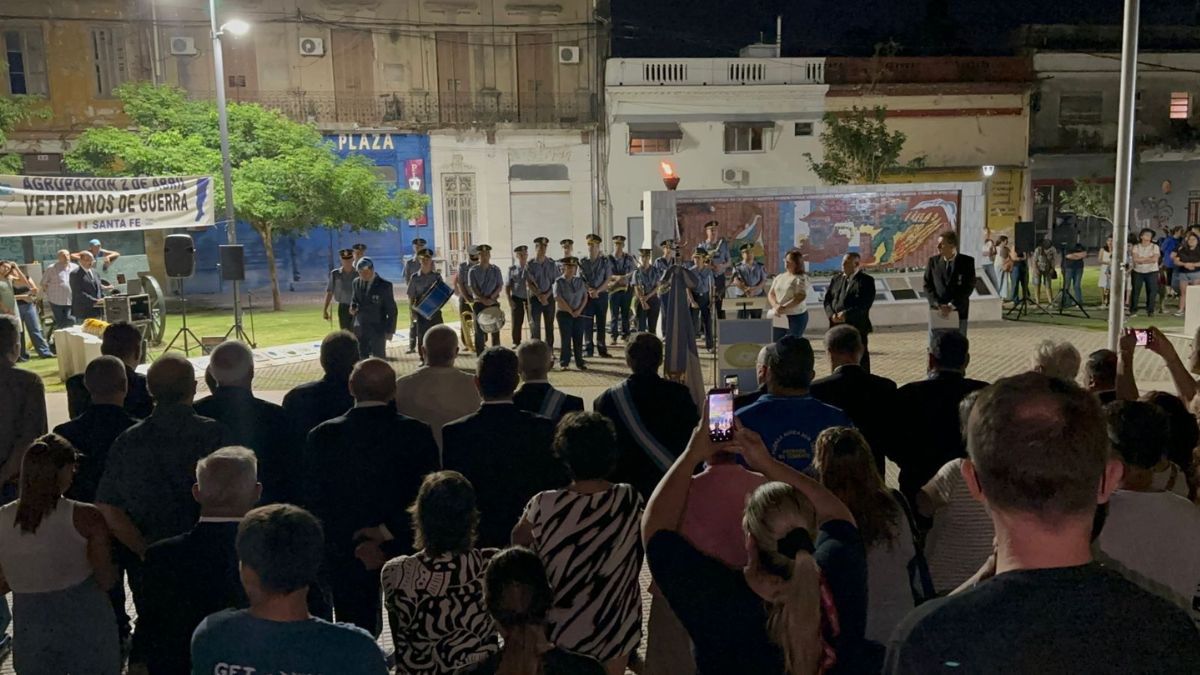 El acto se realizó en la Plaza del Soldado de la ciudad de Santa Fe (2/3). El acto se realizó en la Plaza del Soldado de la ciudad de Santa Fe (2/3).
