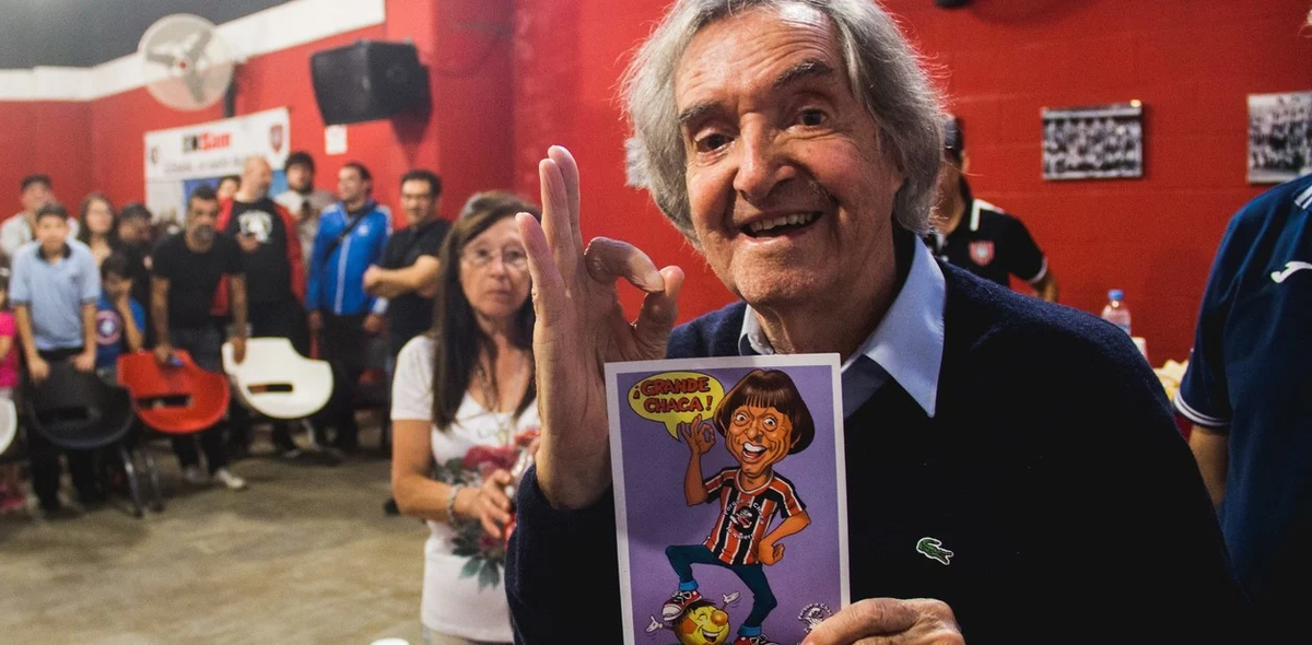 Murió Carlitos Balá: el hincha honorable de Chacarita que recién fue a la cancha a los 93 años