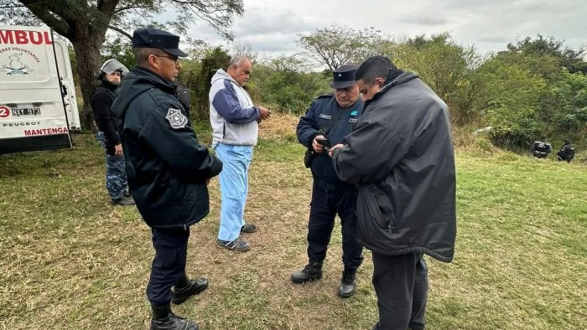Se produjo un macabro hallazgo en el barrio Ramón Abdala, Rosario de la Frontera, donde se encontró el cadáver de un hombre cerca del río Rosario. Se produjo un macabro hallazgo en el barrio Ramón Abdala, Rosario de la Frontera, donde se encontró el cadáver de un hombre cerca del río Rosario.