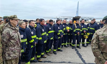 El equipo especializado en búsqueda y rescate urbano de la Federación Santafesina de Bomberos Voluntarios salió este sábado desde la Base Aérea Militar de El Palomar a bordo de un avión Hércules. El equipo especializado en búsqueda y rescate urbano de la Federación Santafesina de Bomberos Voluntarios salió este sábado desde la Base Aérea Militar de El Palomar a bordo de un avión Hércules.