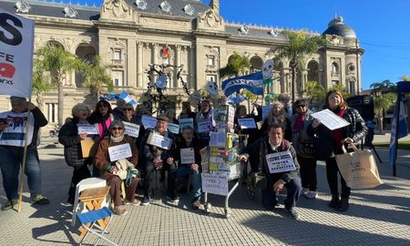 La marcha de los banquitos que habitualmente se realizará en Plaza 25 de Mayo, este lunes 14 de julio, será frente a la Legislatura. La marcha de los banquitos que habitualmente se realizará en Plaza 25 de Mayo, este lunes 14 de julio, será frente a la Legislatura.
