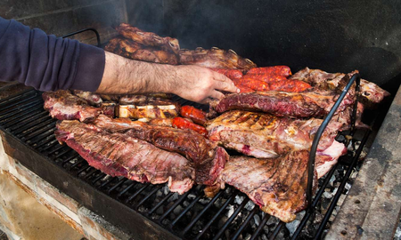 Una pareja robó asado, fiambre y fernet de un súper y los descubrieron porque caminaban raro Una pareja robó asado, fiambre y fernet de un súper y los descubrieron porque caminaban raro