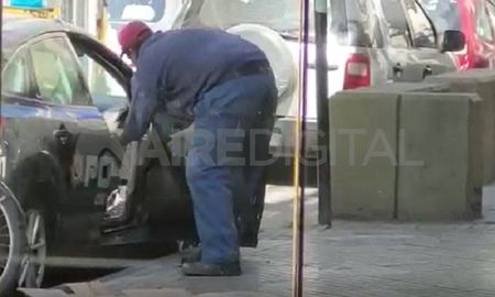 Captura del video donde se ve al hombre introduciendo los cartones en el móvil policial Captura del video donde se ve al hombre introduciendo los cartones en el móvil policial