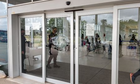 La puerta del Hospital Iturraspe atacada a piedrazos por un hombre fuera de sí La puerta del Hospital Iturraspe atacada a piedrazos por un hombre fuera de sí